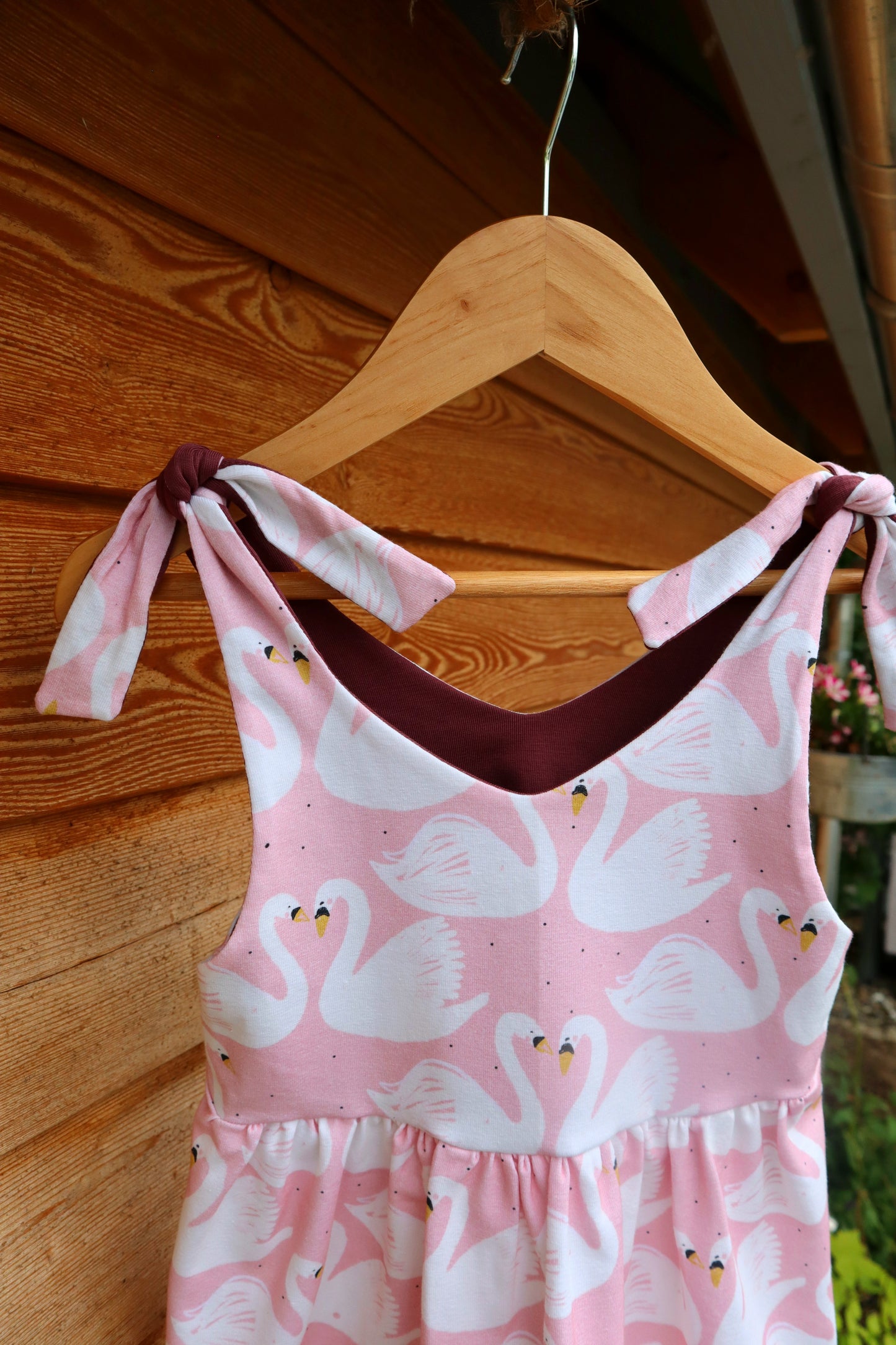Kleid "Schwäne" mit verstellbaren Trägern